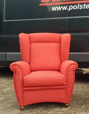 Roter Sessel neu bezogen